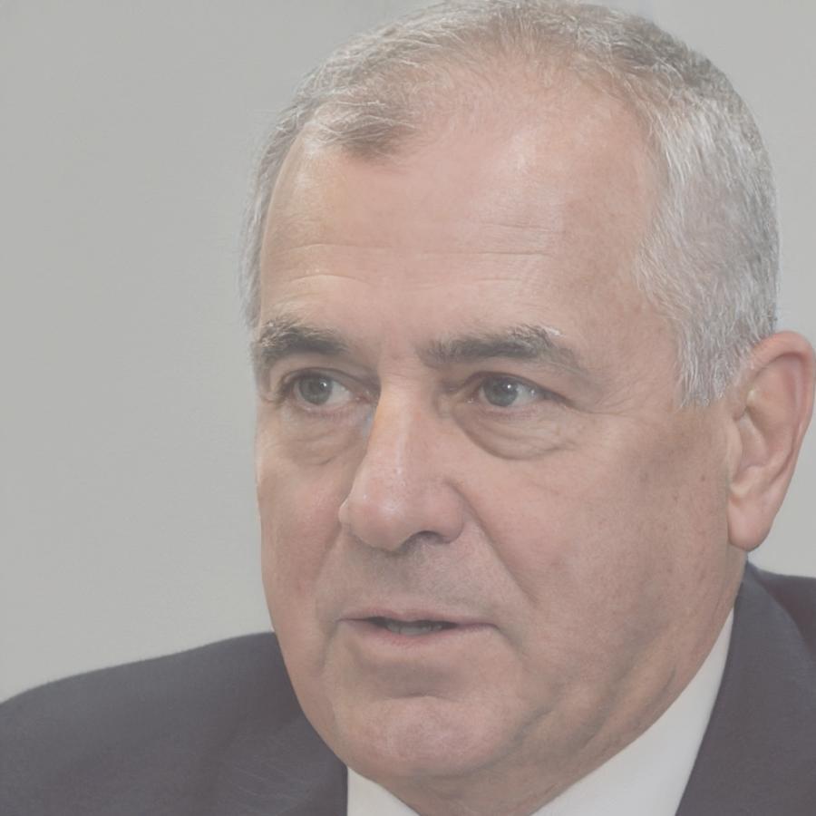 Retrato profesional de Crisanto Velázquez